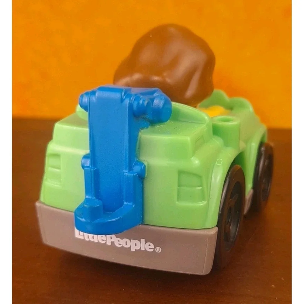 Fisher Price Little People‎ Wheelie Green Tow Truck with Mechanic Vehicle 2014